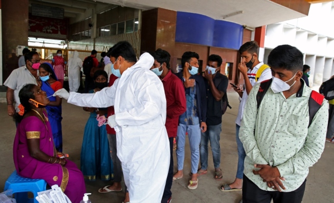 印度新增确诊超3.8万例 第三波疫情暴发迹象显现