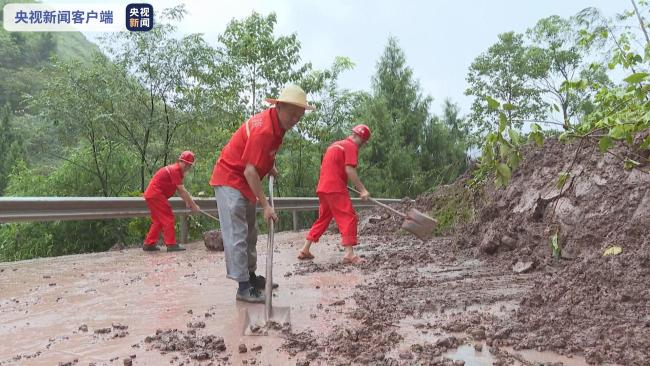 重庆暴雨致省道204忠县段发生塌方 道路中断
