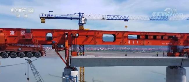 我国重大装备助力基础设施建设升级 重型自航绞吸船“天鲲号”完成吹水试验