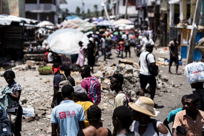 海地震区直击：医院挤满患者 民众露天而眠