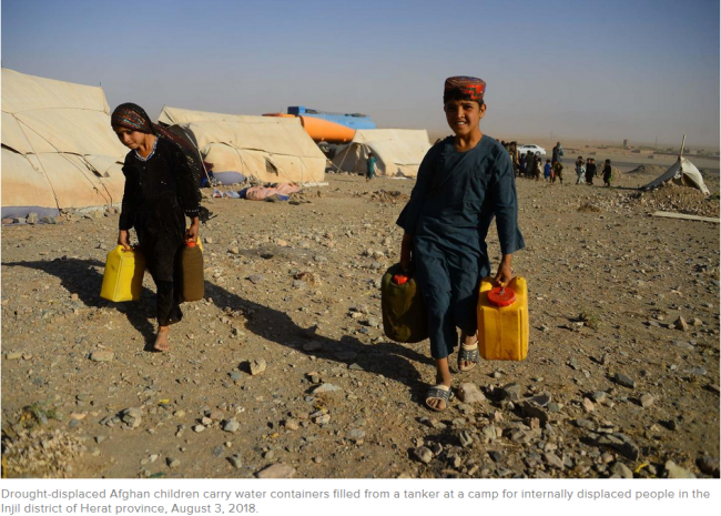 2018年，因干旱而流離失所的阿富汗兒童領著水桶取水（圖自美媒）