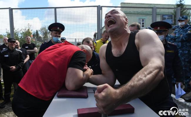 俄罗斯一所监狱举办年度“囚犯体育节”