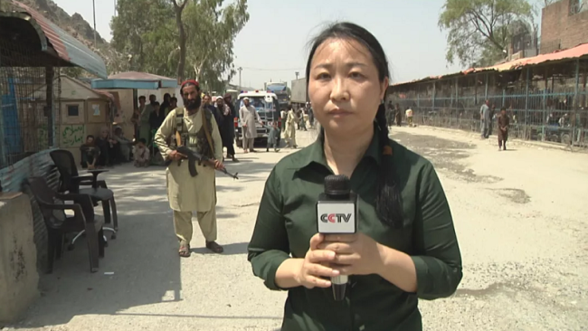 央视总台记者在阿富汗边境，直面..士兵
