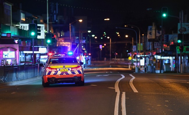 澳洲悉尼实行宵禁 警车夜色中巡逻