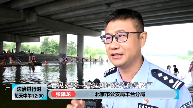 7岁女童溺水，率先跳进河中救人的是这个北京警察