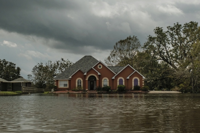航拍美国路易斯安那州飓风灾区 大面积房屋被淹成“泽国”
