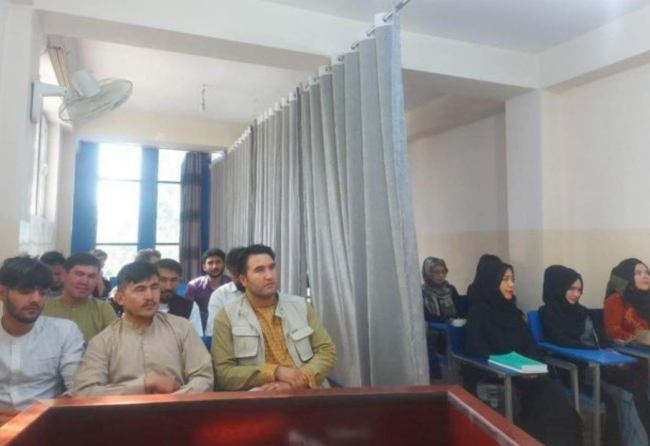 复课后的阿富汗大学教室：男女分坐两旁 垂帘相隔