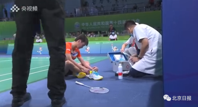 奥运冠军陈雨菲全运会穿李宁鞋比赛 脚被割伤