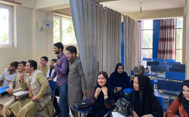 阿富汗宣布大学女生新规之际 这张照片在推特疯传
