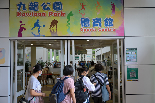 香港选委会选举进行首日投票 投票率高达80.51%