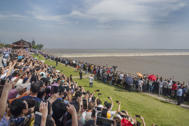 八月十八观大潮 钱塘江潮水汹涌壮观