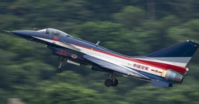 八一飞行表演队战机起飞。