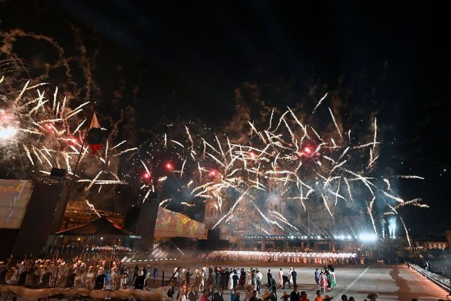 墨西哥庆祝独立200周年 夜晚烟火绚烂当空