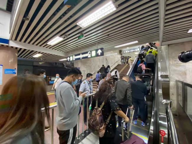 又加了一部扶梯！北京站地铁站增第二部扶梯，乘客不用再爬楼了