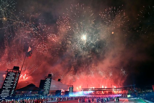 墨西哥庆祝独立200周年 夜晚烟火绚烂当空
