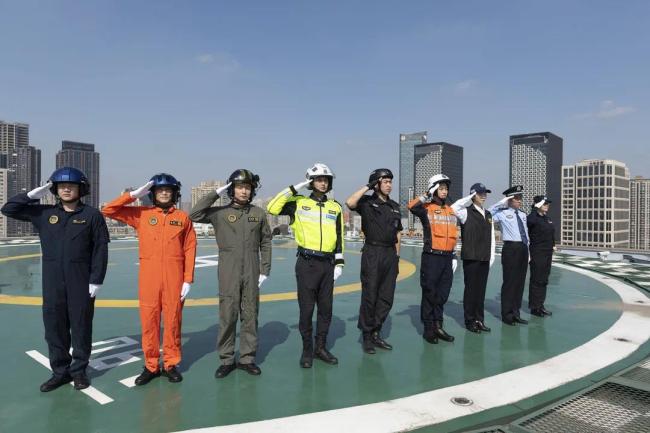 上海公安警用直升机国庆节挂国旗巡飞黄浦江