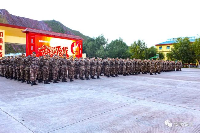 看！五星红旗在雪域高原冉冉升起