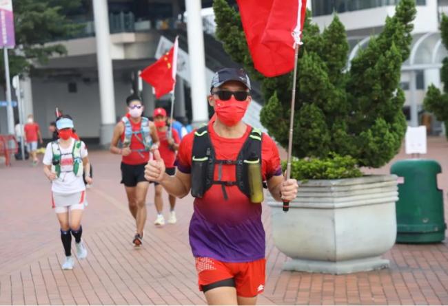 香港现30米巨型五星红旗，大街小巷披上了“中国红”