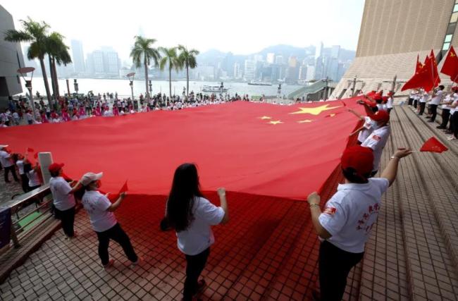 香港现30米巨型五星红旗，大街小巷披上了“中国红”