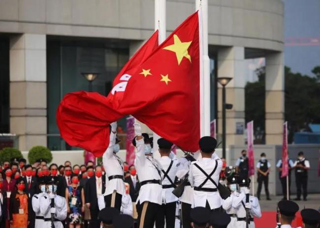 香港现30米巨型五星红旗，大街小巷披上了“中国红”