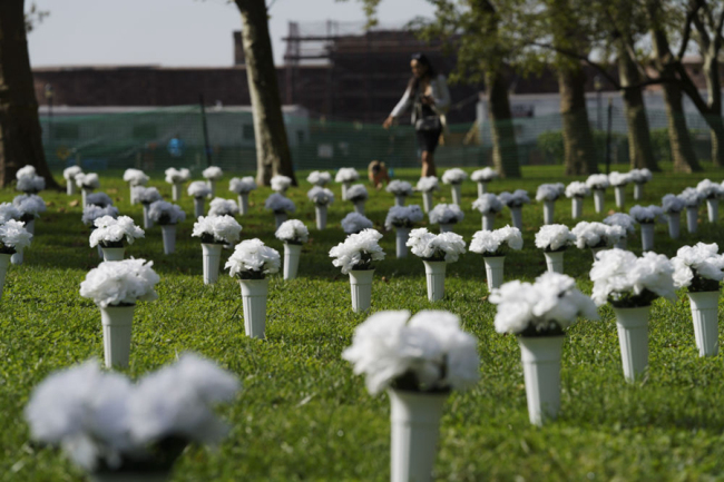 全球连线丨美国纽约：白色瓶花悼念枪支暴力遇难者