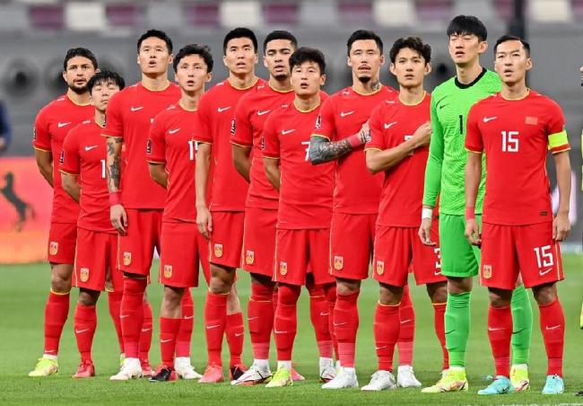 9月7日，中国队首发球员在开赛前唱国歌。新华社发（尼库摄）