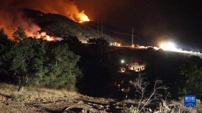 山火在美国加州快速蔓延