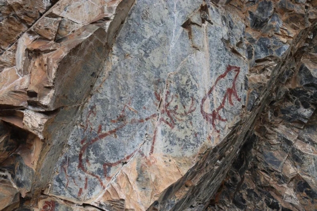 惊艳！四川甘孜格聂旅游区首次发现古代彩绘岩画