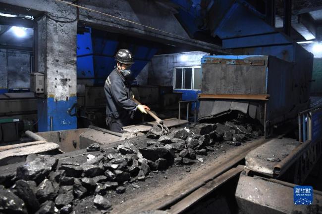 10月20日，安徽省宿州市钱营孜煤矿工人在筛分电煤。新华社记者 韩旭 摄