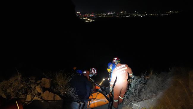 内蒙古乌海3人爬山2人遇难1人被困 消防紧急救援