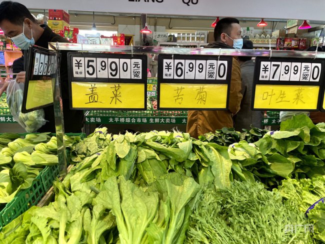 北京各大超市蔬菜供应充足 价格回落明显