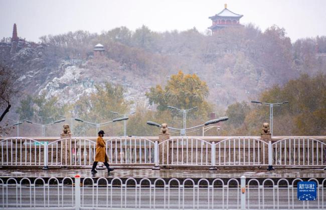 寒潮来袭 乌鲁木齐降温降雪