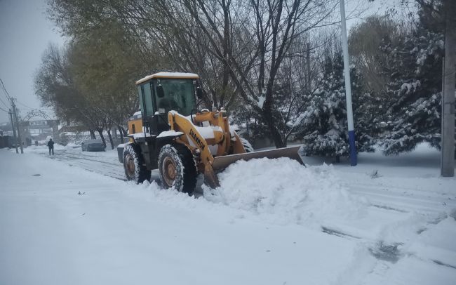 铲冰除雪仍在进行 延庆山区线路目前可正常通行