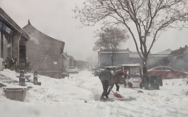 实探京郊延庆初雪：工作人员连夜执勤 西拨子收费站有车辆抛锚