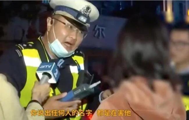 女子醉驾被查对交警称“叫yu wei过来” 警方:6人叫yuwei 均不认识豪车女
