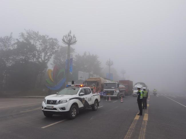 四川省东北部多条高速因雾进行交通管制