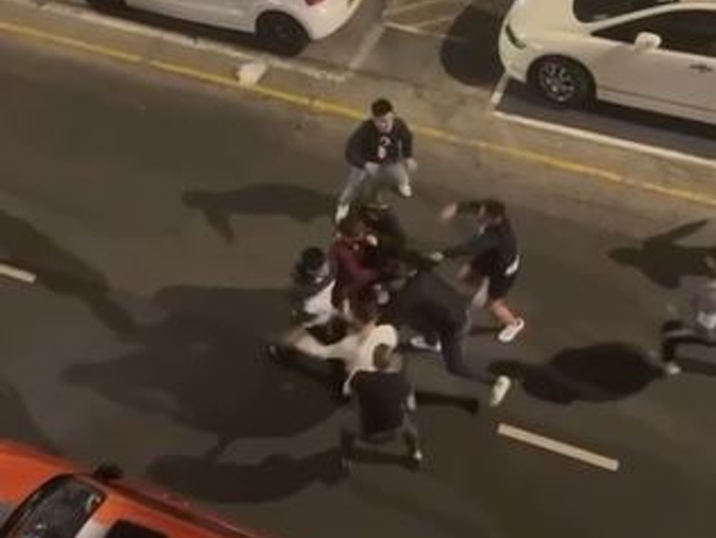 港媒曝光两黑帮上周凌晨火拼视频：有人倒地被围殴