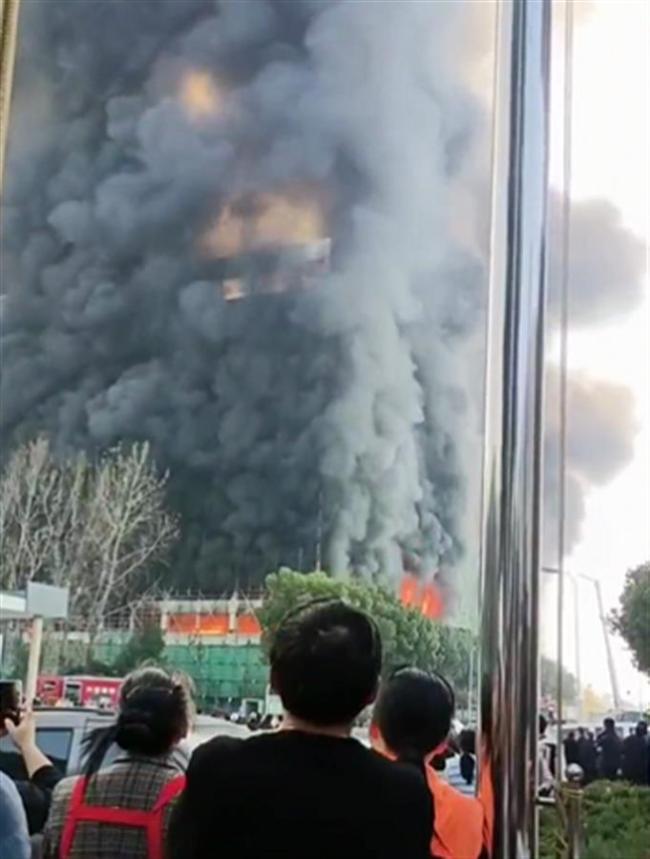 浙江绍兴一公司建筑工地起火，整栋楼被浓烟吞噬