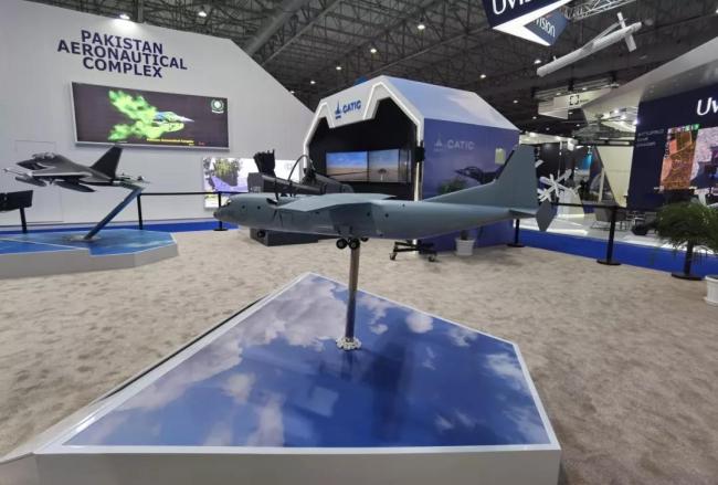 迪拜上空 国产高教机飞行表演画出“中国红”