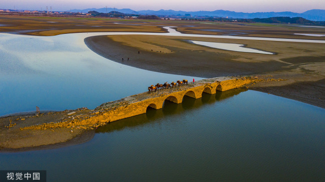 江西九江：鄱阳湖湖底明代五孔桥露出水面