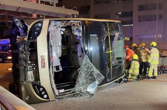 香港一巴士发生侧翻致1死10伤
