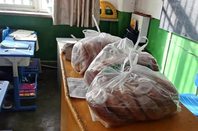 学生校服挂满班主任家阳台!“亲妈式关爱”没错了