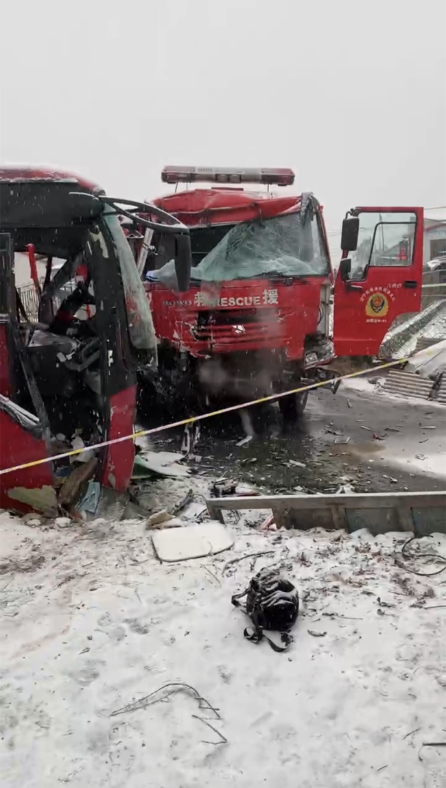 因雪天路滑 辽宁消防车与大巴车相撞致多人受伤