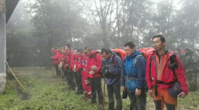 哀牢山救援人员点三根烟慰亡灵