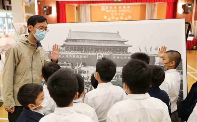 《国家相册》展览走进香港中小学 让孩子们看到立体中国近代史