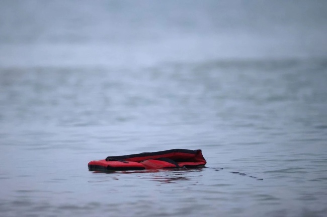 载34人移民船只穿越英吉利海峡时倾覆，31人死亡