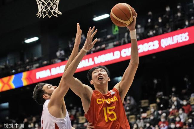 男篮世预赛首战中国大胜日本 周琦伤退