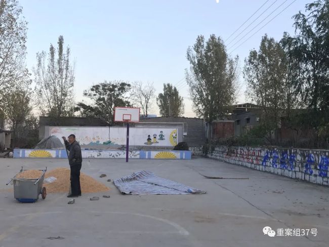 11月14日，赵冯冯曾跳舞的宰坡村的活动中心篮球场，有村民在晾晒粮食。新京报记者 聂辉 摄