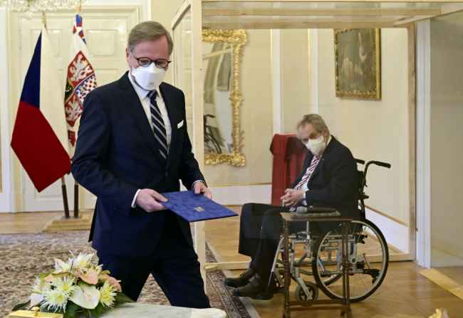 永久免费计划软件官方下载_捷克总统感染新冠后 坐轮椅在玻璃间任命总理