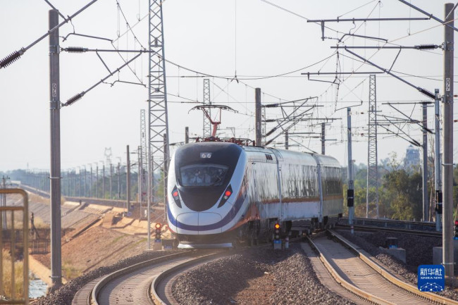 　12月3日，“澜沧号”动车组列车驶离老挝万象站。